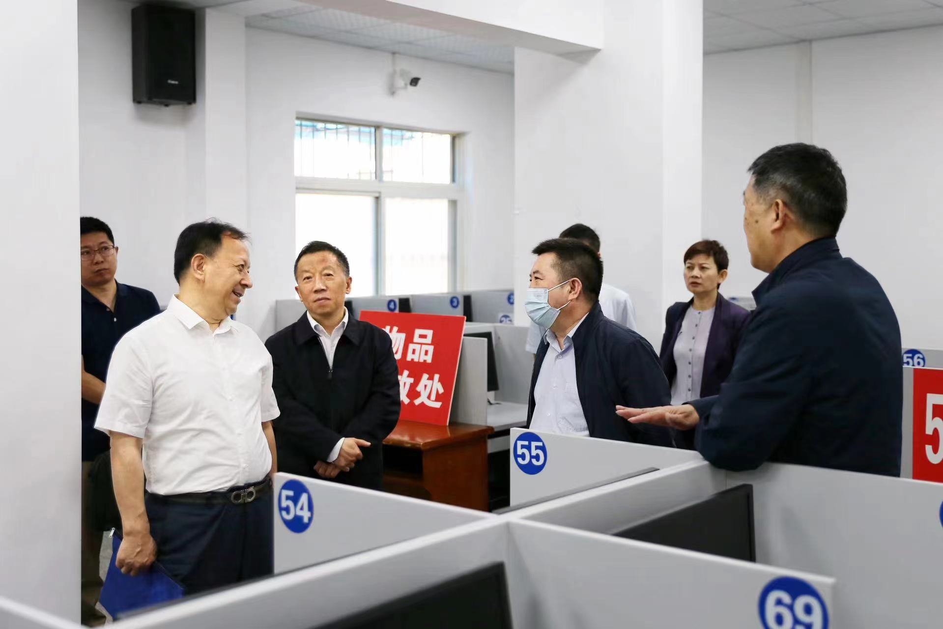 人社部人事考试中心主任吴剑英一行到我市调研人事考试工作